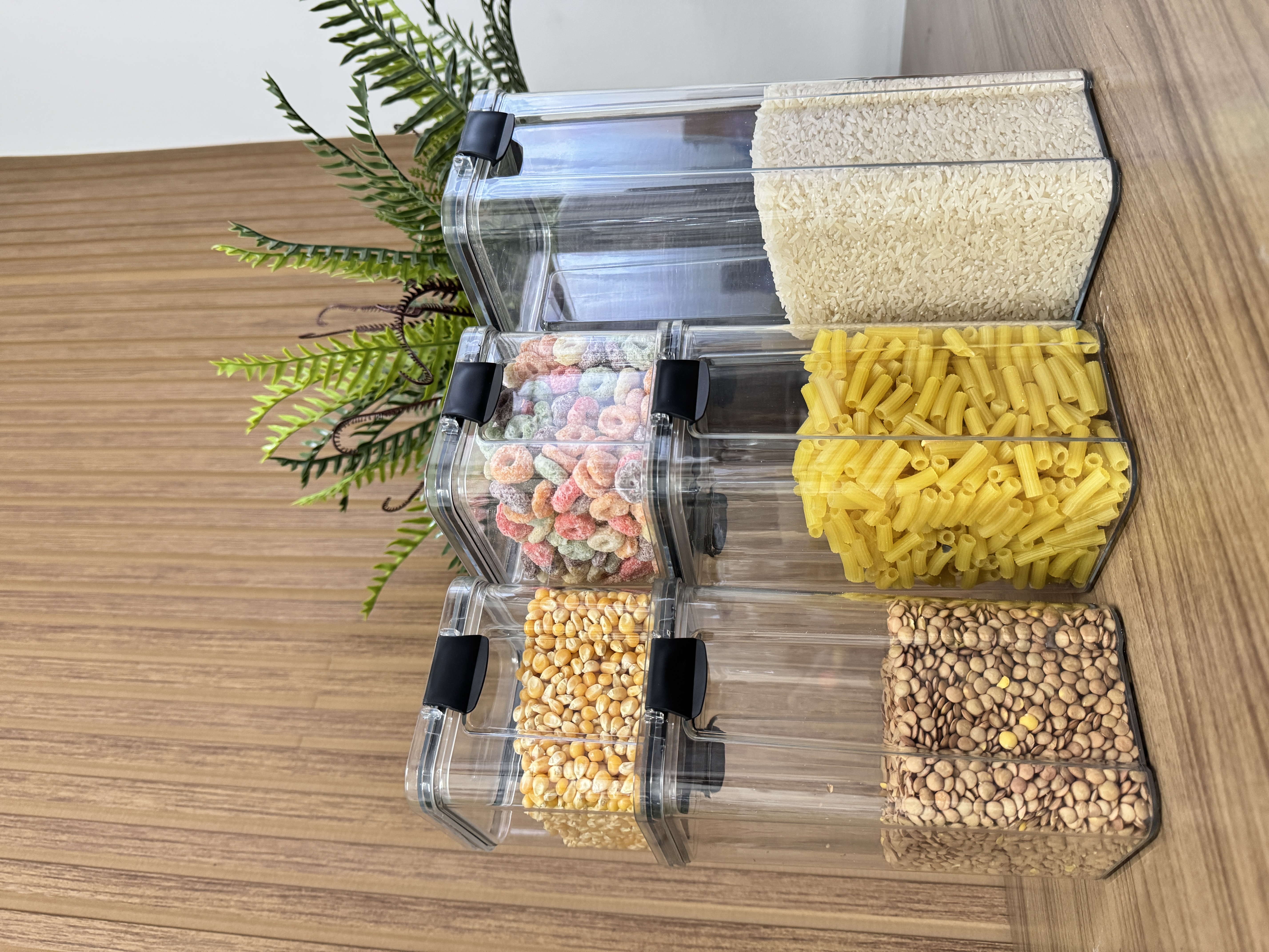 Kit 5 Potes Herméticos Acrílico Cristal na mesa de madeira